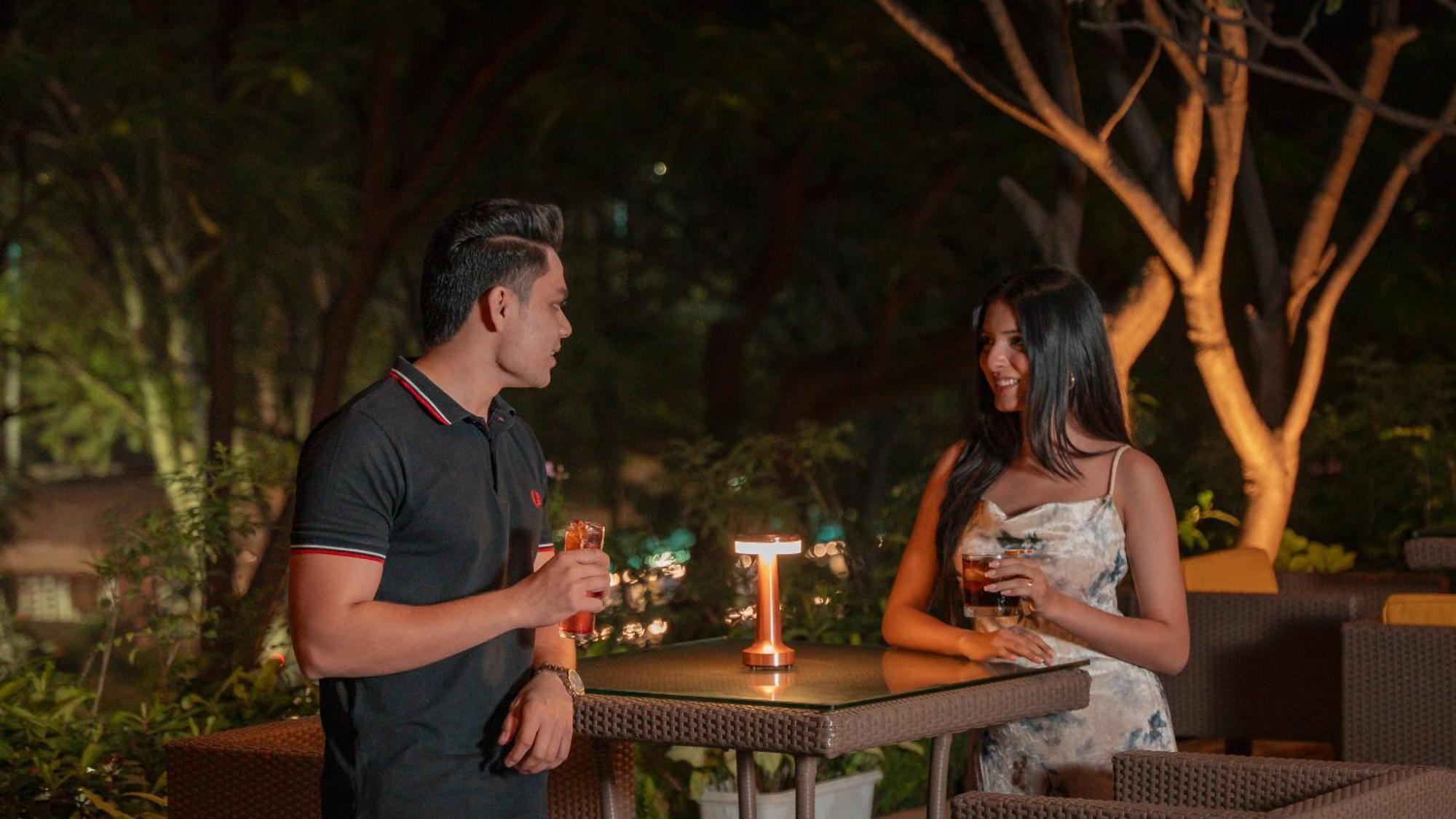 Hyatt פונה מראה חיצוני תמונה A couple at a bar