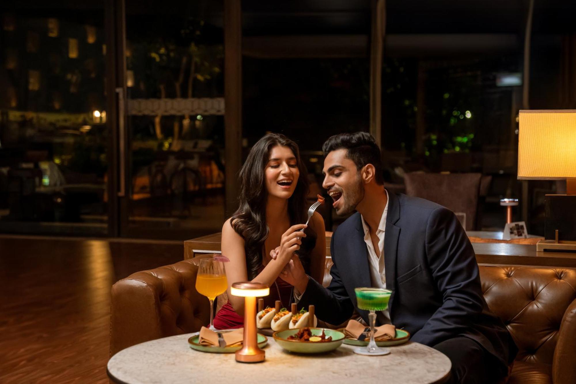 Hyatt פונה מראה חיצוני תמונה A couple dining at a restaurant