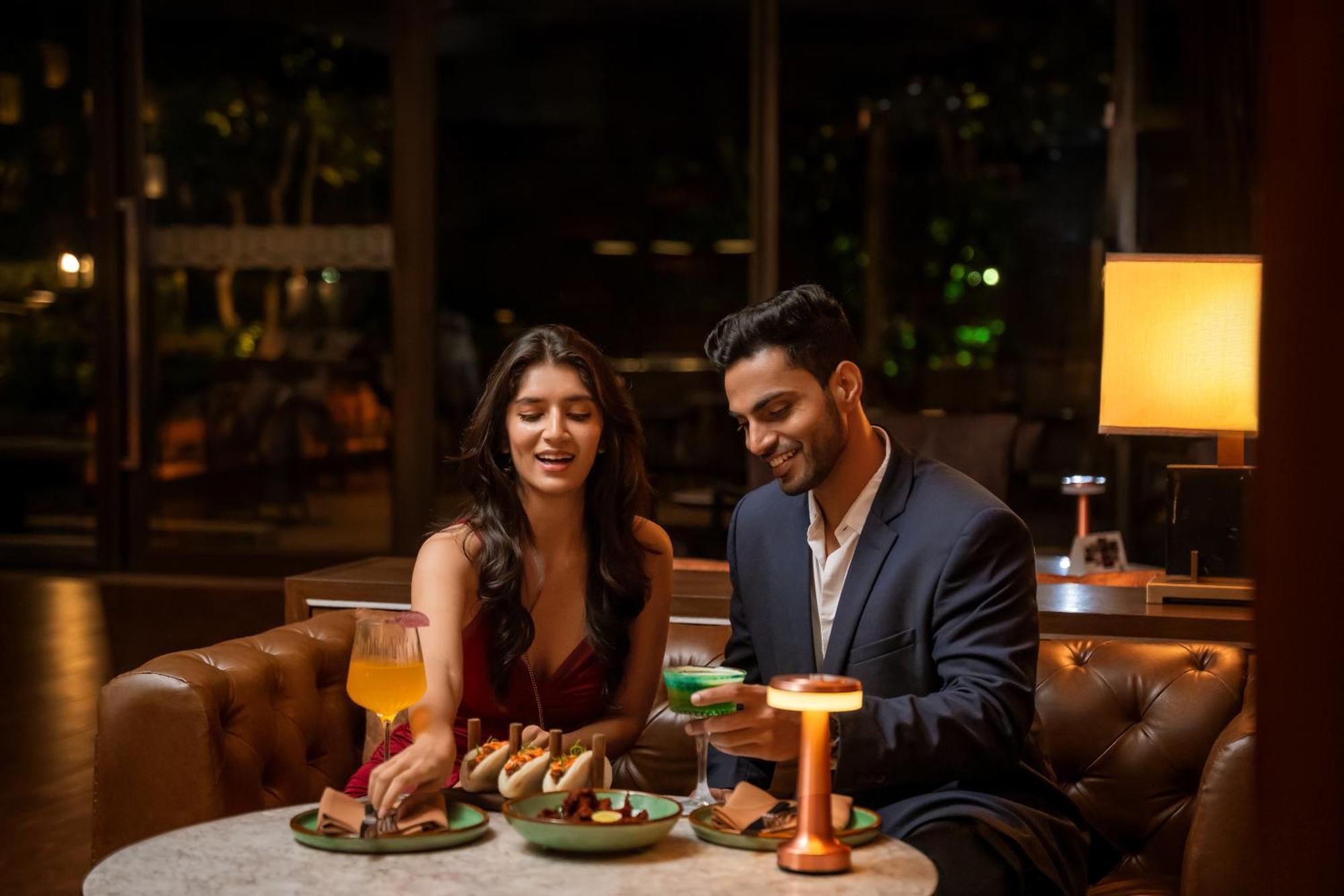 Hyatt פונה מראה חיצוני תמונה A couple dining at a restaurant