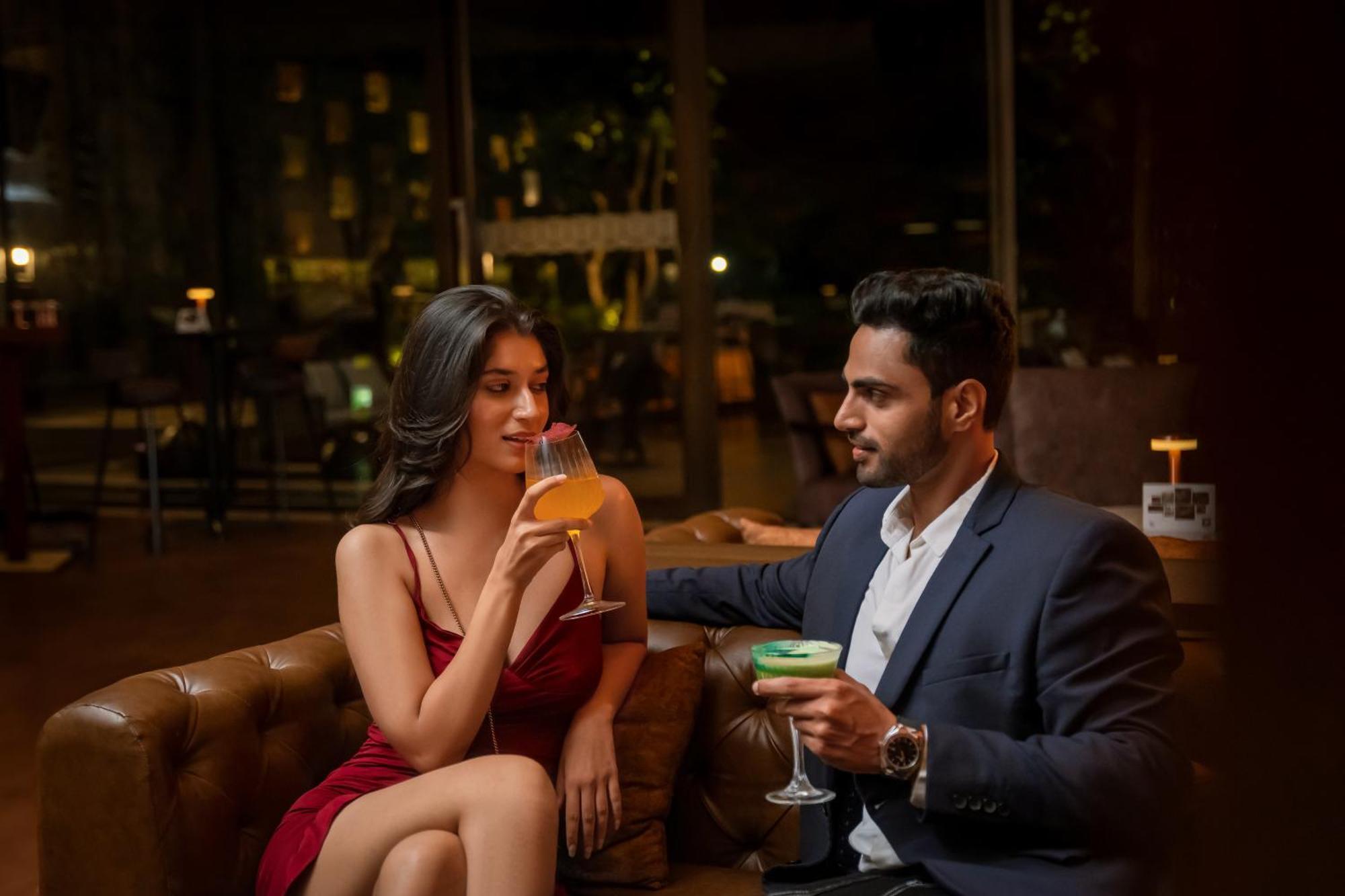 Hyatt פונה מראה חיצוני תמונה A couple drinking cocktails