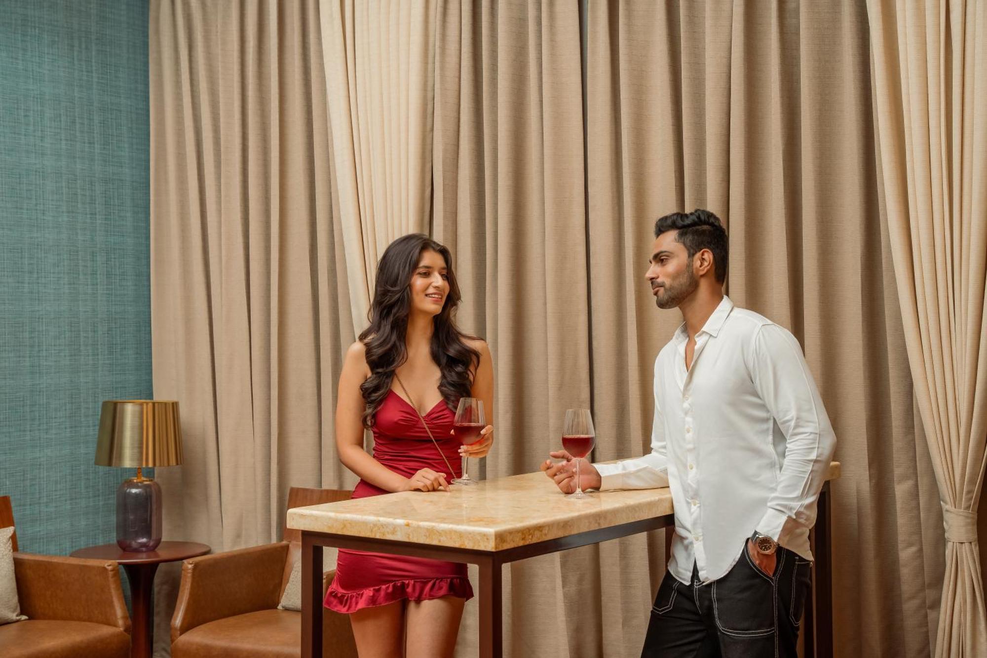 Hyatt פונה מראה חיצוני תמונה A couple at a bar