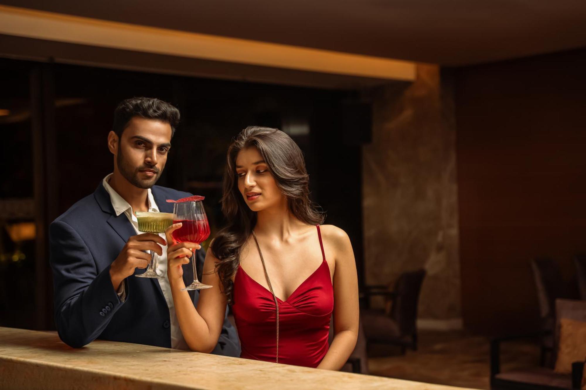 Hyatt פונה מראה חיצוני תמונה A couple drinking cocktails