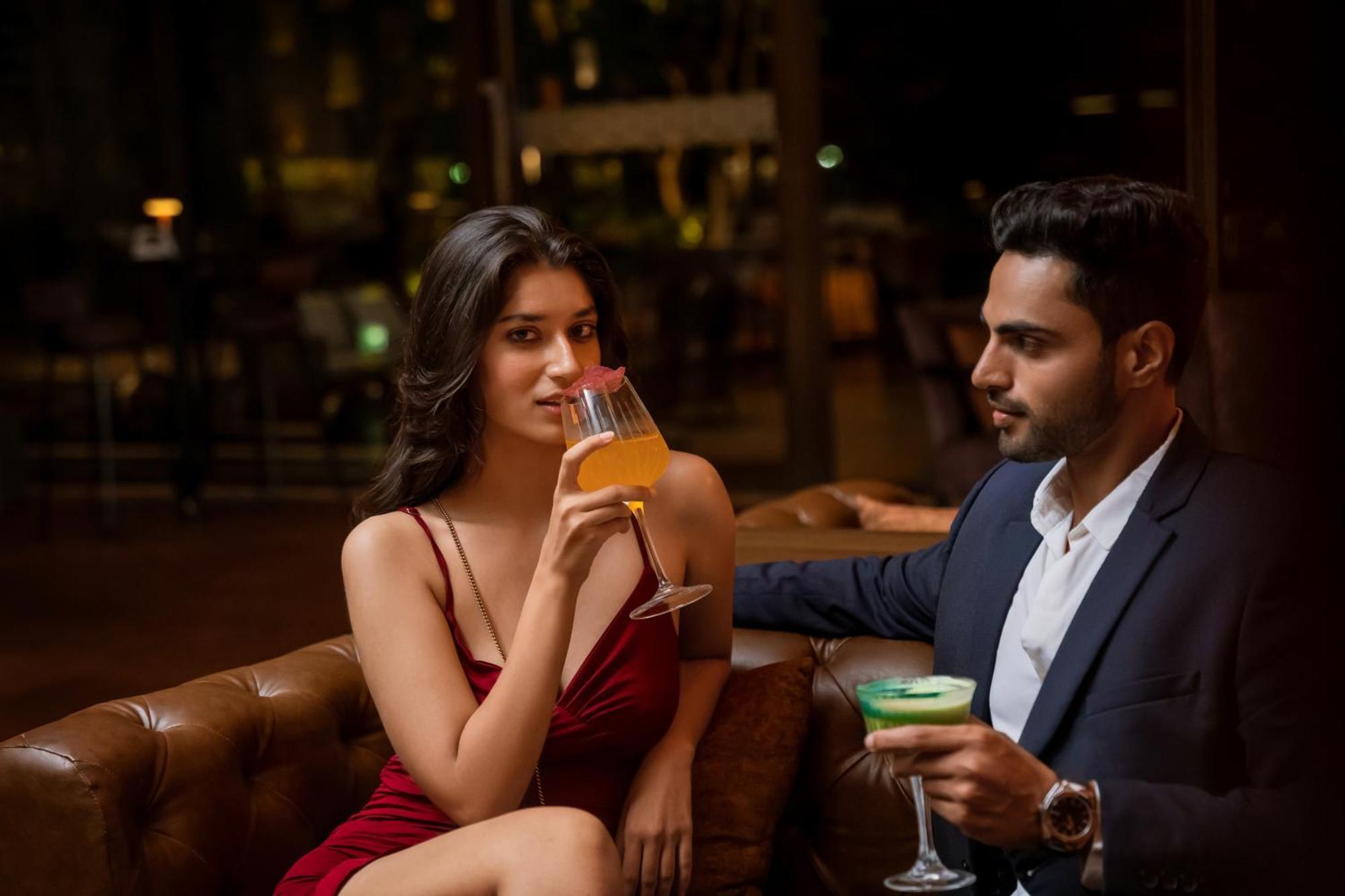 Hyatt פונה מראה חיצוני תמונה A couple drinking cocktails