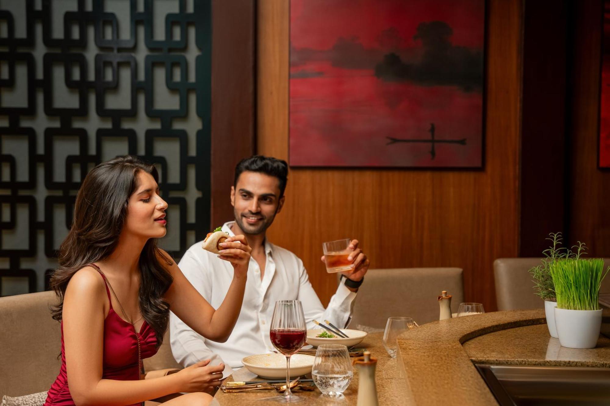Hyatt פונה מראה חיצוני תמונה A couple dining at a restaurant