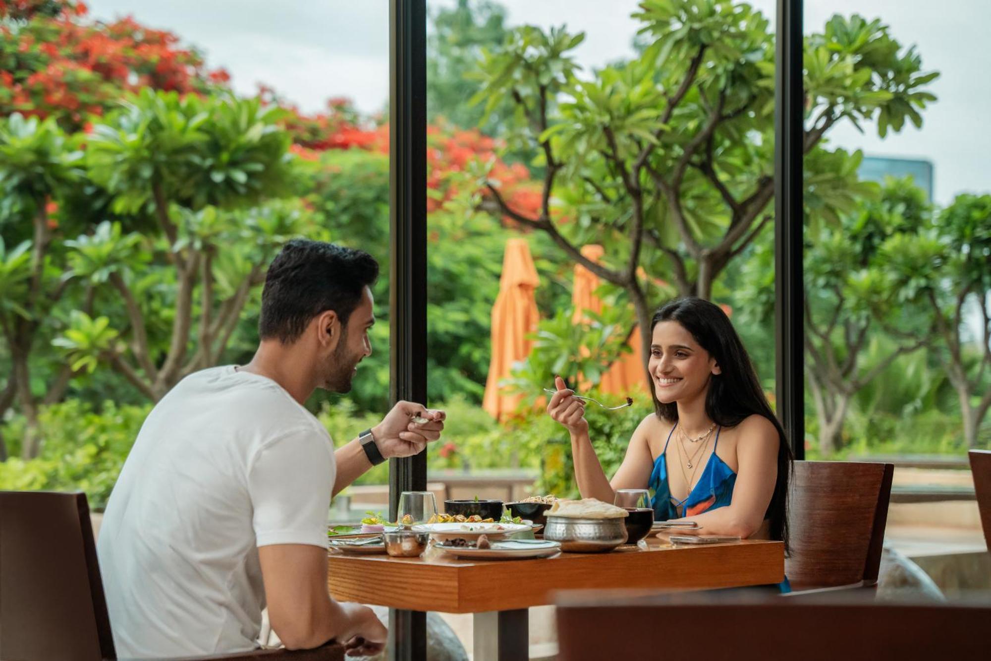 Hyatt פונה מראה חיצוני תמונה A couple dining at the hotel