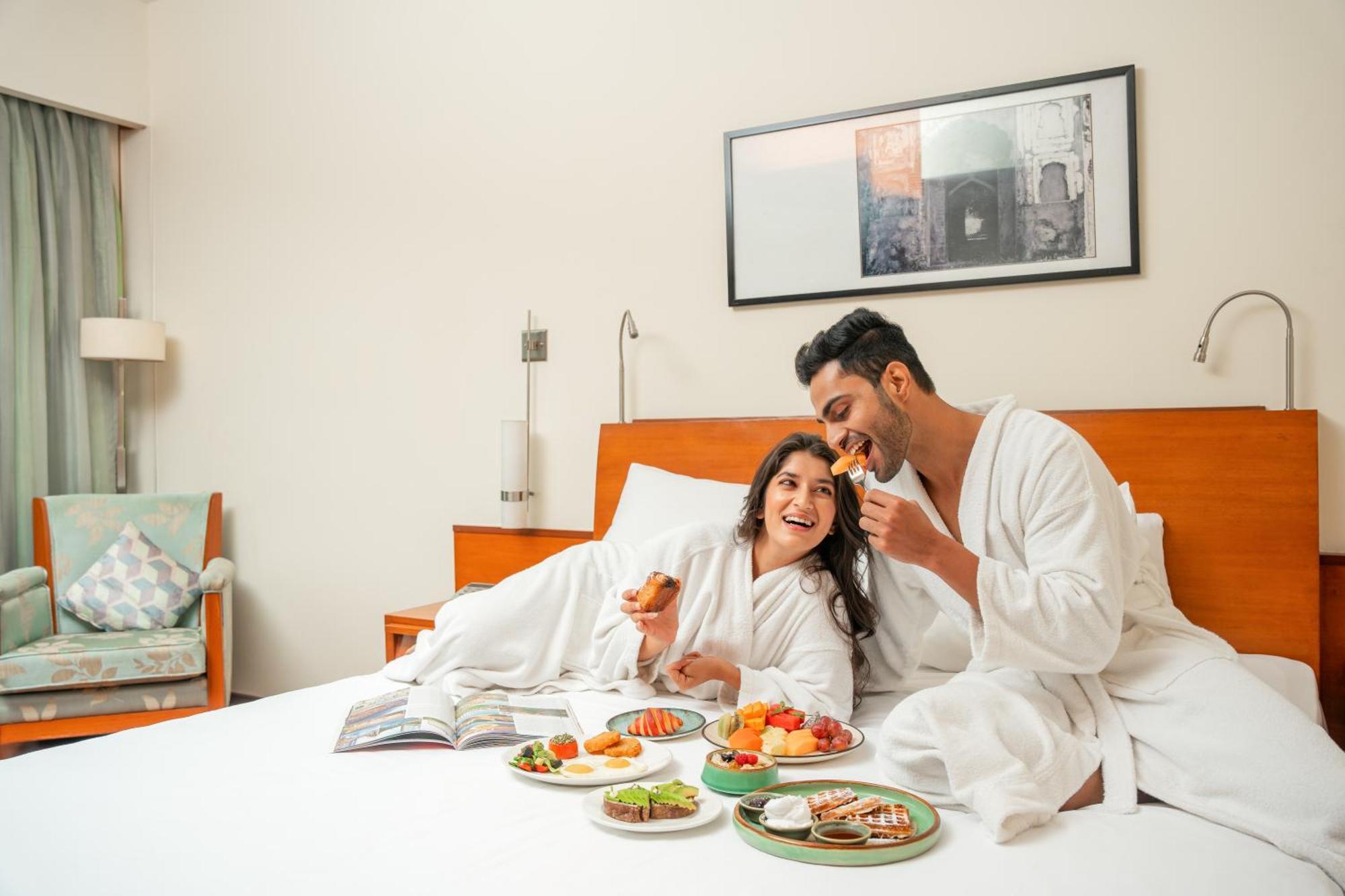 Hyatt פונה מראה חיצוני תמונה A couple eating breakfast in bed